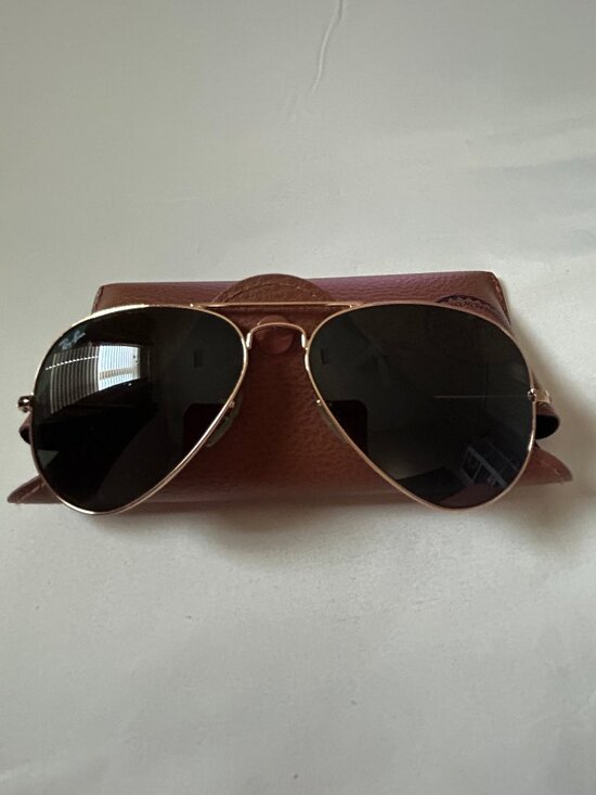 RAY-BAN SUNGLASSES – AVIATOR GOLD TONE FRAME – POLARIZED DARK LENSES (WOMENS)